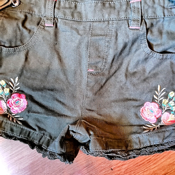 Girls Short Romper size 5T with sparkling Rhinestones on buttons! - Picture 6 of 12